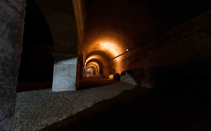 Galerie des cryptoportiques d'Arles éclairée en lumière chaude