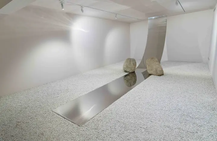 Fondation Lee Ufan à Arles, éclairage de l'œuvre Relatum, Chemin vers Arles