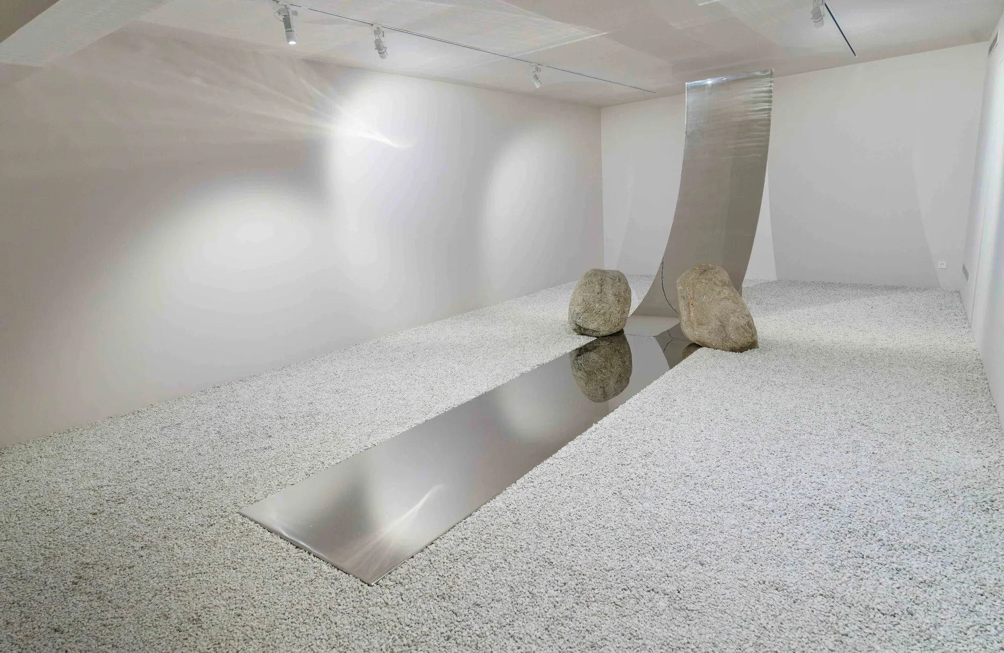 Fondation Lee Ufan à Arles, éclairage de l'œuvre Relatum, Chemin vers Arles