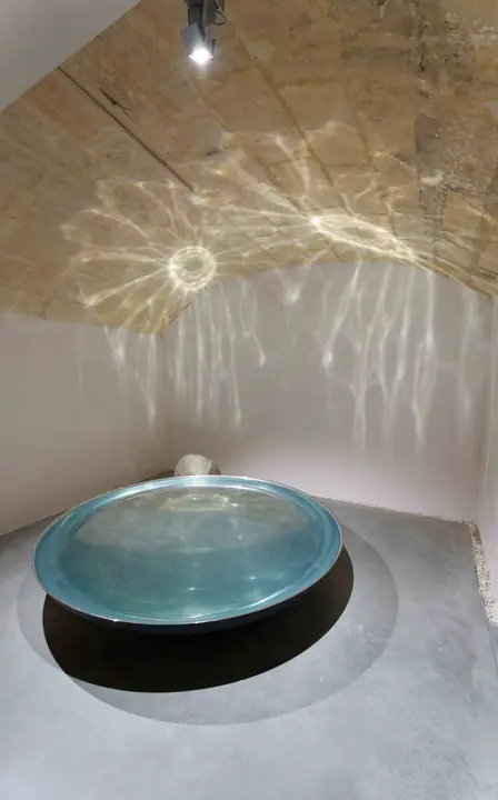 Fondation Lee Ufan à Arles, éclairage de l'œuvre Relatum, Infinity of the Vessel