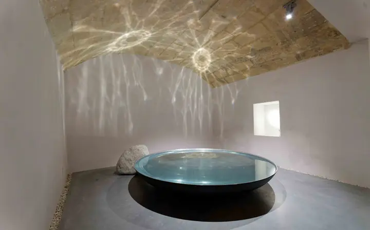 Fondation Lee Ufan à Arles, éclairage de l'œuvre Relatum, Infinity of the Vessel