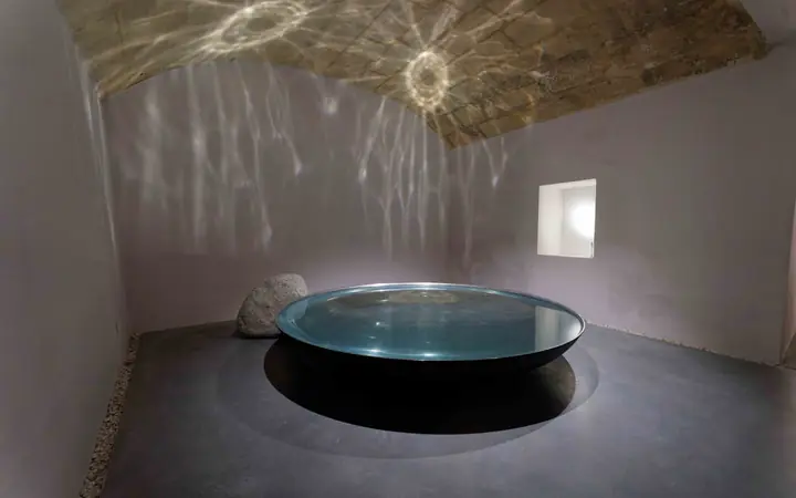 Fondation Lee Ufan à Arles, éclairage de l'œuvre Relatum, Infinity of the Vessel