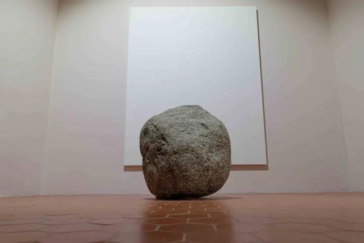 Fondation Lee Ufan à Arles, éclairage muséographique d'une salle d'exposition