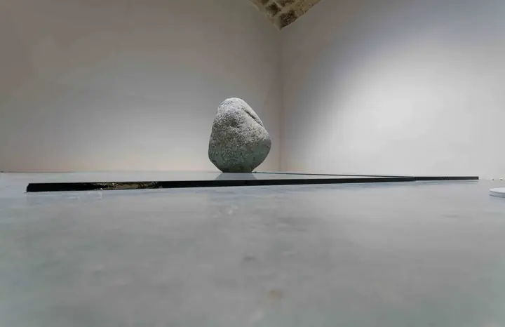 Fondation Lee Ufan à Arles, éclairage muséographique d'une salle d'exposition