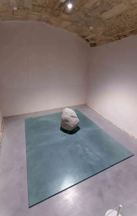 Fondation Lee Ufan à Arles, éclairage muséographique d'une salle d'exposition