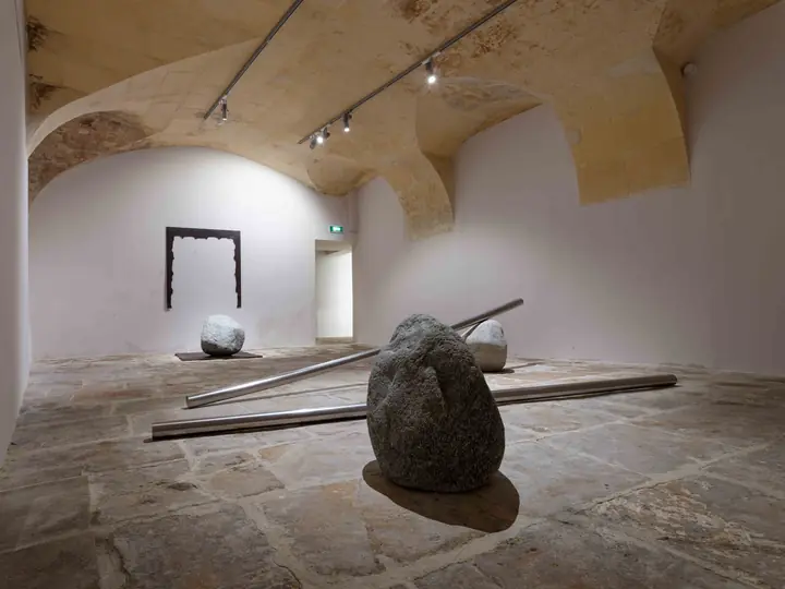 Fondation Lee Ufan à Arles, éclairage muséographique d'une salle d'exposition