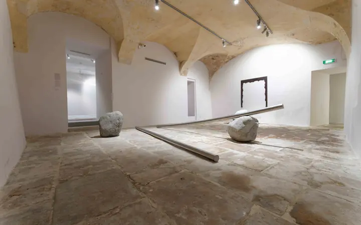 Fondation Lee Ufan à Arles, éclairage muséographique d'une salle d'exposition