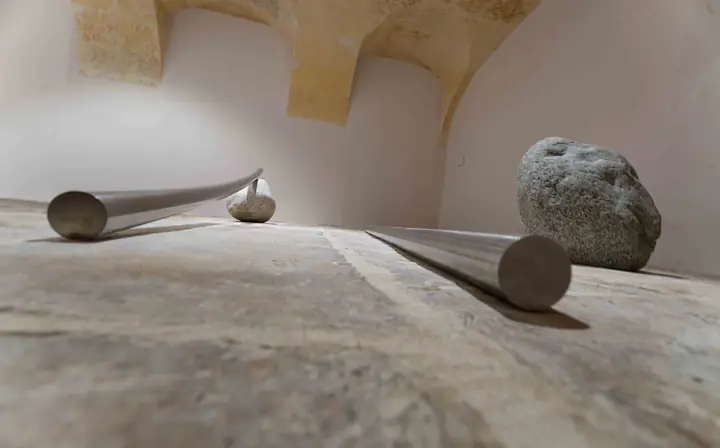 Fondation Lee Ufan à Arles, éclairage muséographique d'une salle d'exposition