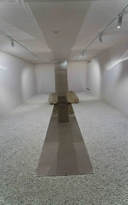 Fondation Lee Ufan à Arles, éclairage muséographique d'une salle d'exposition