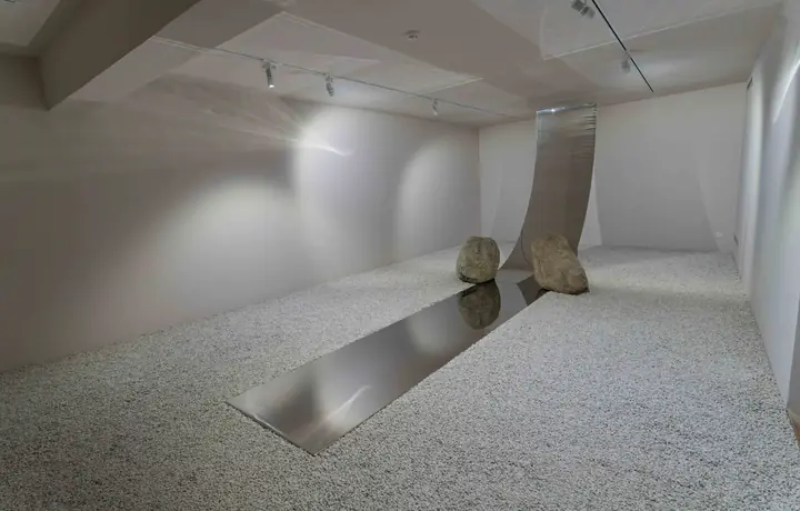 Fondation Lee Ufan à Arles, éclairage muséographique d'une salle d'exposition