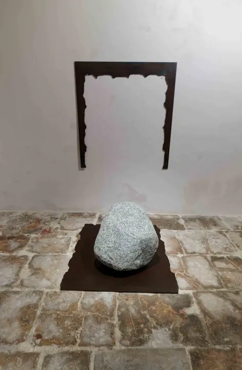 Fondation Lee Ufan à Arles, éclairage muséographique d'une salle d'exposition