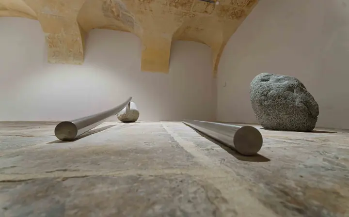 Fondation Lee Ufan à Arles, éclairage muséographique d'une salle d'exposition