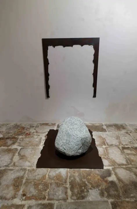 Fondation Lee Ufan à Arles, éclairage muséographique d'une salle d'exposition