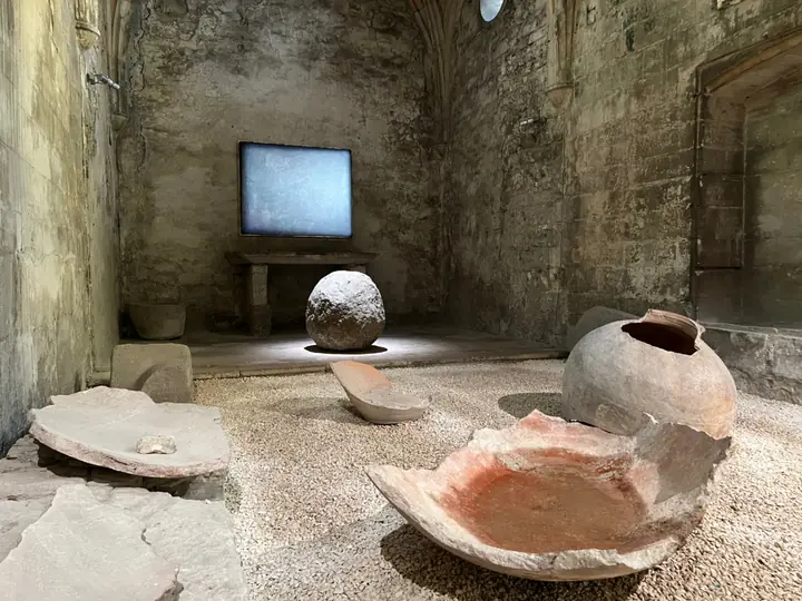 Lee Ufan, Relatum, Fragments et The Silence, chapelle Saint-François-de-Paule, église Saint-Honorat, exposition Requiem