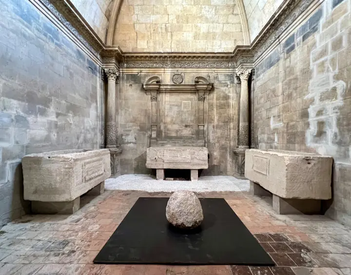 Lee Ufan, Relatum, Infinity, chapelle latérale de l'église Saint-Honorat, exposition Requiem aux Alyscamps