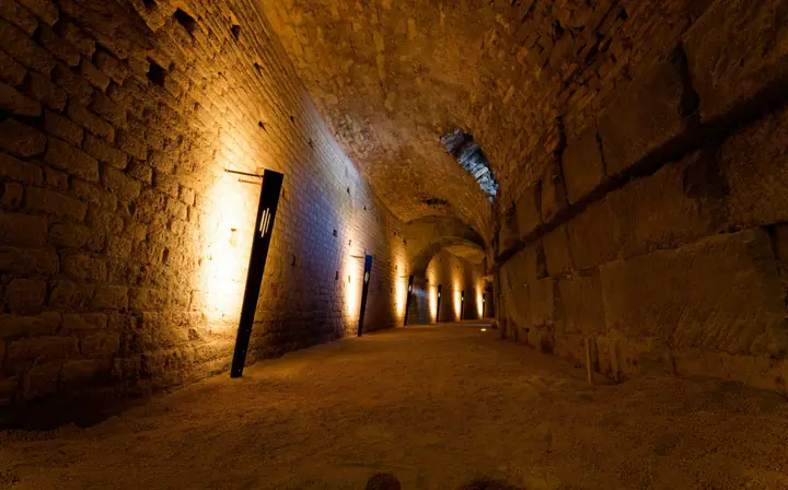 Torches à LED éclairant une galerie des souterrains de l'amphithéâtre d'Arles