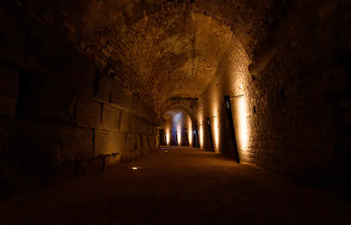 Alignement de torches à LED dans une galerie des souterrains de l'amphithéâtre d'Arles