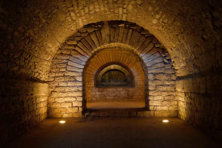 Arche des souterrains de l'amphithéâtre d'Arles éclairée par des encastrés de sol 1800 K