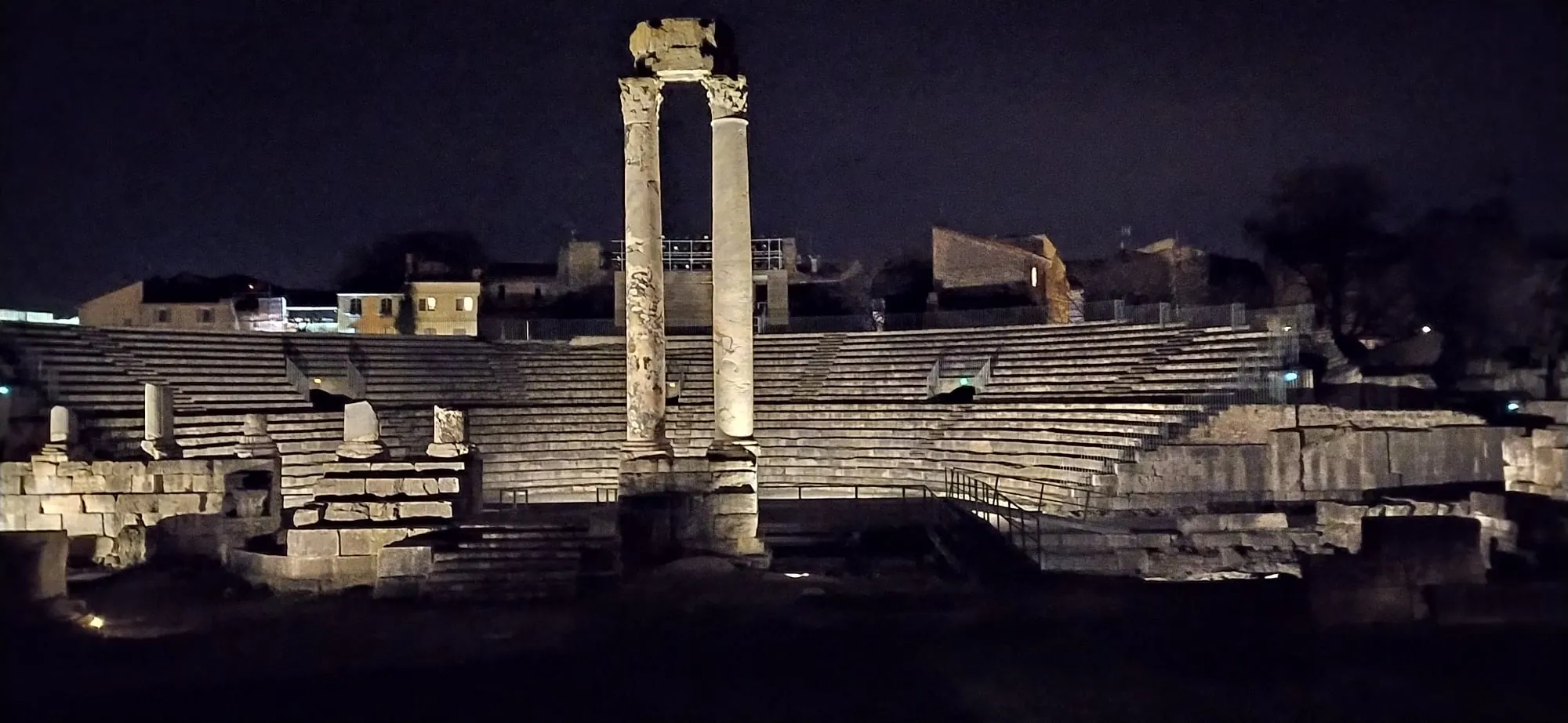 Théâtre antique d'Arles mis en lumière de nuit